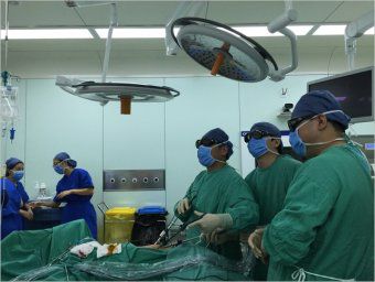 西院泌尿外科成功完成三孔法3D腹腔镜前列腺癌根治手术