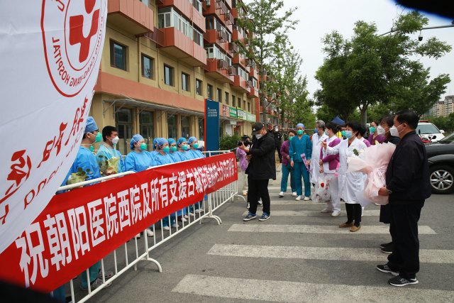 8院长助理黄爱萍在石景山区古城街道十万平（十万平社区曦景长安小区西门广场)采样点慰问在场的医护人员.JPG